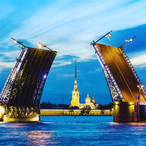 Путешествие в сердце Петербурга: как 200 пенсионеров открыли для себя Северную столицу с «КарелияГид»