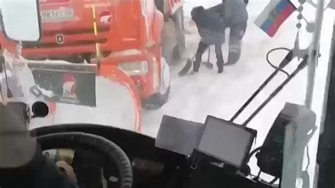 В Ярославле подростки обчистили автобус, стащив четыре аварийных молотка